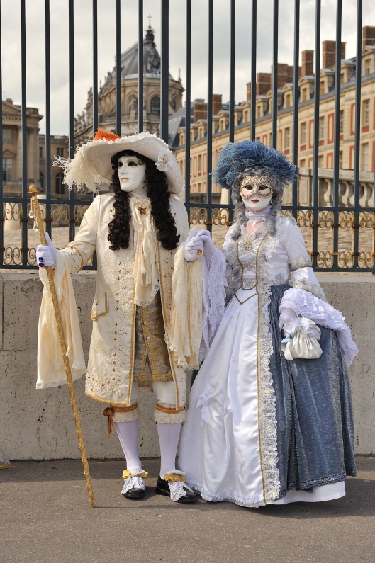 paris Carnival_versions_of_Louis_XIV_and_Marie-Antoinette_in_front_of_Versailles_Palace